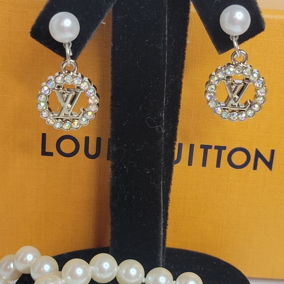 Arora Borealis Crystal, SILVER, Pearl Studded Earings LV Zipper Pull - Picture 4 of 4